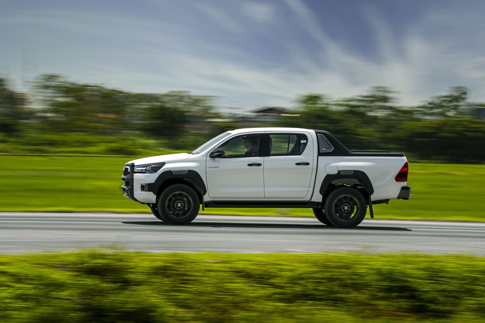 Gia lan banh Toyota Hilux 2020 moi nhat tai Viet Nam